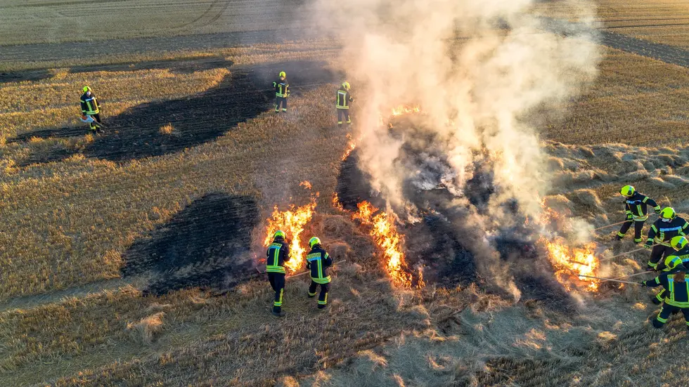 Eine Gruppe übte die Brandbekämpfung zu Fuß mit D-Schläuchen, Feuerpatschen und einem Löschrucksack. 