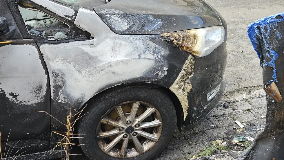 Die Schäden am Auto sind deutlich sichtbar. Die Schäden am Auto sind deutlich sichtbar.