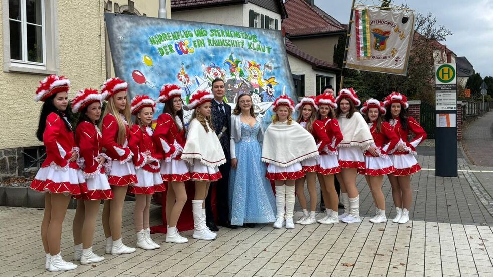 Beim OCC haben Sophie I. und Adrian I. die Regentschaft angetreten. Das Motto der neuen Saison lautet: "Narrenflug und Sternenstaub, der OCC ein Raumschiff klaut" Beim OCC haben Sophie I. und Adrian I. die Regentschaft angetreten. Das Motto der neuen Saison lautet: "Narrenflug und Sternenstaub, der OCC ein Raumschiff klaut"