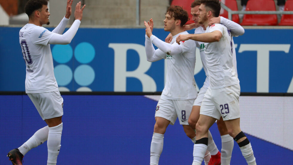 Mika Clausen lässt sich das Tor zum 1:0 feiern