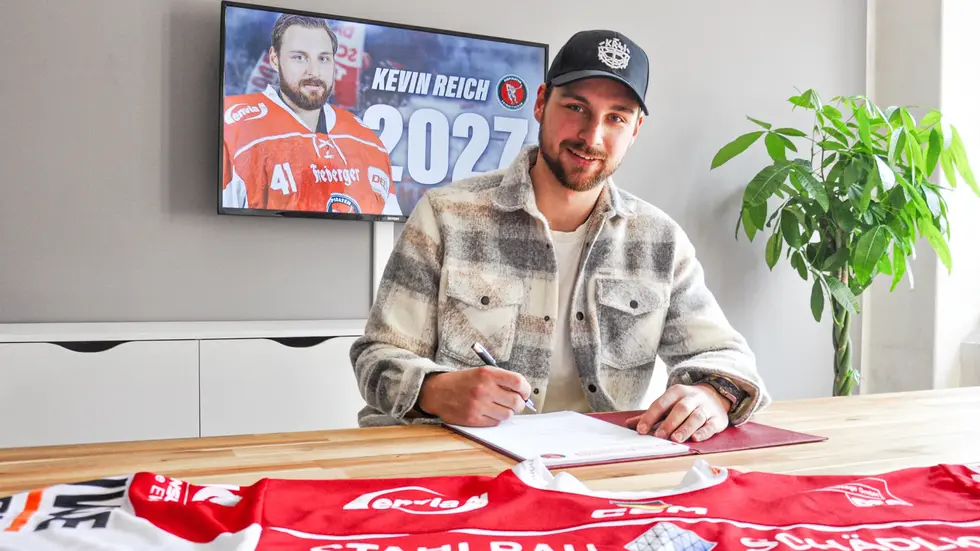 Kevin Reich bei der Vertragsunterzeichnung.