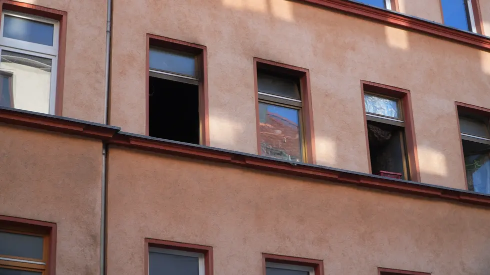 Die kleine Wohnung hinter dem Fenster ist stark verrußt. Die kleine Wohnung hinter dem Fenster ist stark verrußt.
