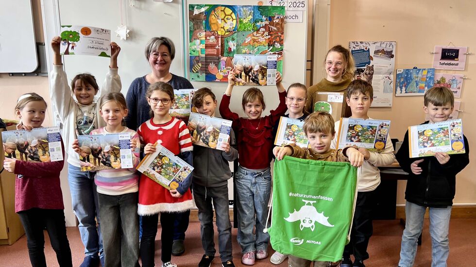 Martina Flade (enviaM/MITGAS Bildungsprojekte) mit der Gewinnerklasse (3. Klasse) der Grundschule Niederwürschnitz um Klassenlehrerin Frau Dietel (rechts im Bild)
.