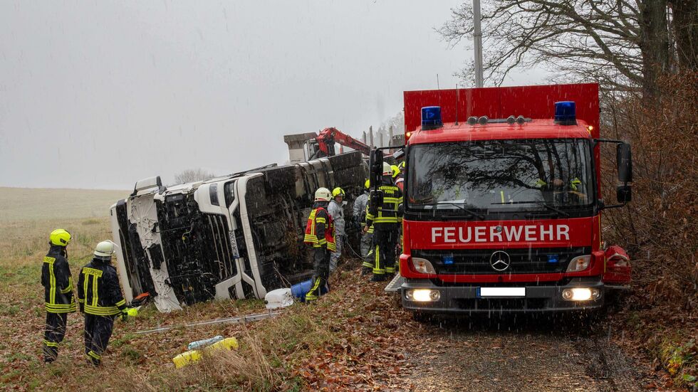 Der Holz Laster kam aus noch ungeklärter Ursache heute Vormittag von der schmalen Waldpiste ab und kippte seitlich um
