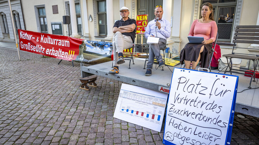 Sitz-Protest vorm Pirnaer Rathaus gegen den IPO