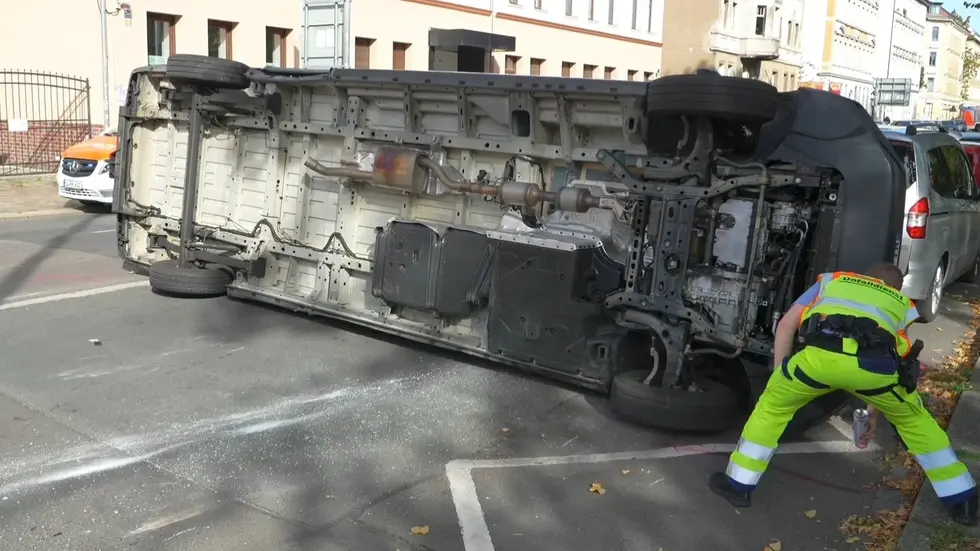 Der Transporter (VW Crafter) liegt auf der Seite und blockiert die Straße. Der Transporter (VW Crafter) liegt auf der Seite und blockiert die Straße.