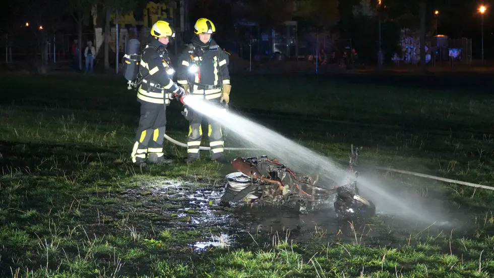 Feuerwehrmänner bei Restlöscharbeiten. Feuerwehrmänner bei Restlöscharbeiten.