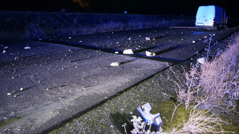 Die Autobahn wurde durch den Crash zum Trümmerfeld.