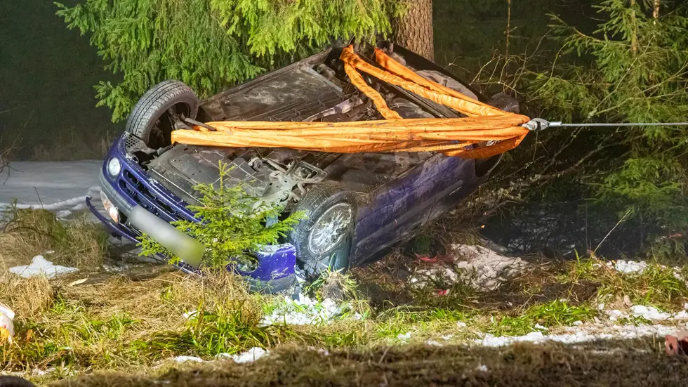 Mit einer Seilwinde wurde der Wagen aus dem Graben geholt.