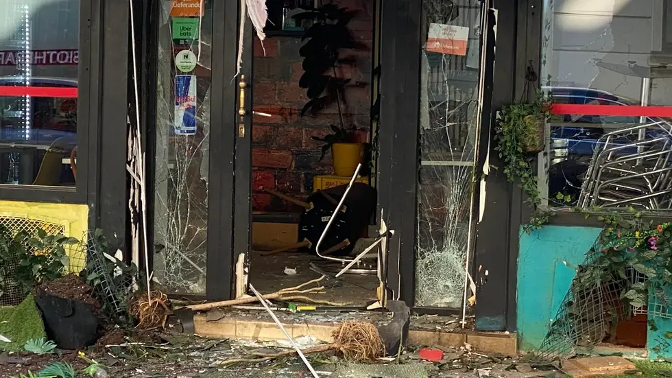 Die Explosion auf der Georg-Schwarz-Straße hat die Pizzeria "La Migliore" stark beschädigt. Die Explosion auf der Georg-Schwarz-Straße hat die Pizzeria "La Migliore" stark beschädigt.