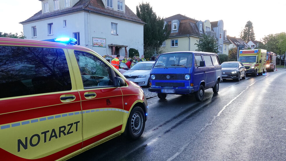 Das Kind soll von diesem Kleinbus erfasst worden sein.