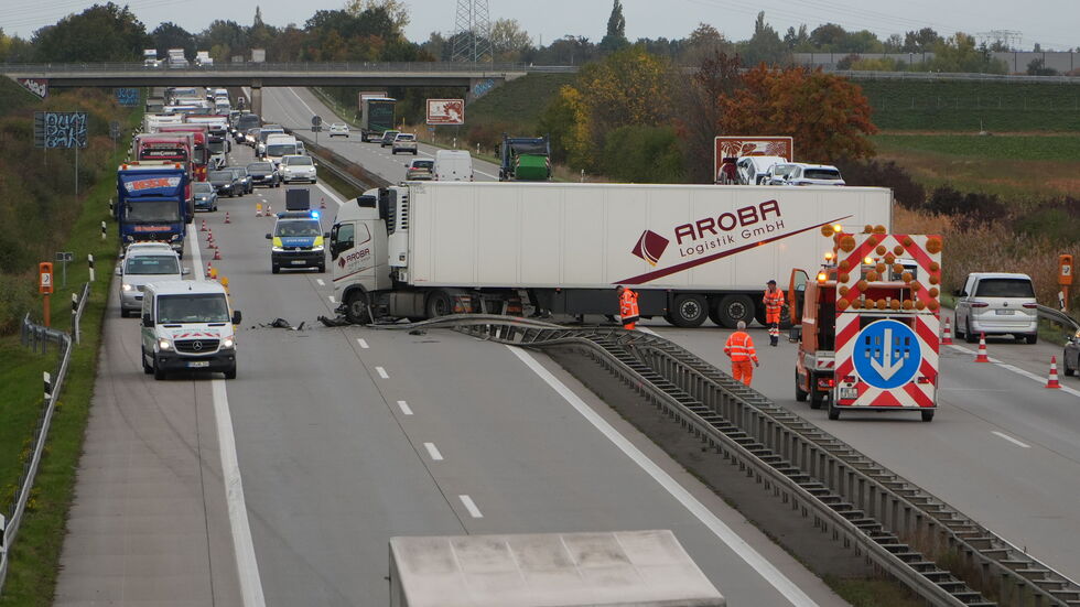 Der Lkw hat die Leitplanke durchbrochen und steht nun auf der A14 quer über alle Spuren - zum Glück kam gerade niemand entgegen ... Der Lkw hat die Leitplanke durchbrochen und steht nun auf der A14 quer über alle Spuren - zum Glück kam gerade niemand entgegen ...