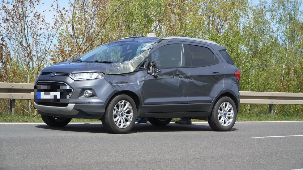 Mit diesem Ford E-Sport ist der Wagen samt Hänger zusammengekracht.