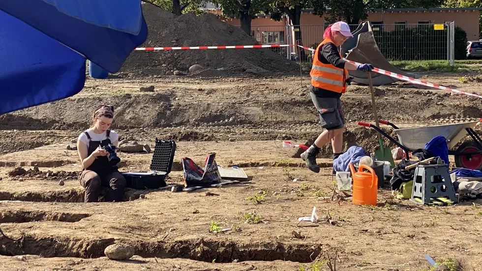 Die Archäologen beim Arbeiten am Grabungsort. Die Archäologen beim Arbeiten am Grabungsort.