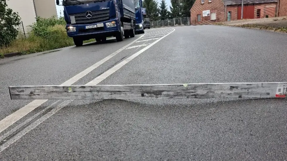 Durch die Hitze hat sich die Asphaltdecke auf der B2 in Gollmenz nördlich von Leipzig verformt.