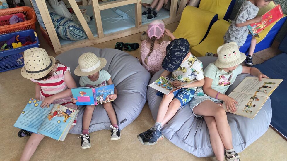 Kinder der Känguru-Kita in ihrem "Lesezirkel". Kinder der Känguru-Kita in ihrem "Lesezirkel".