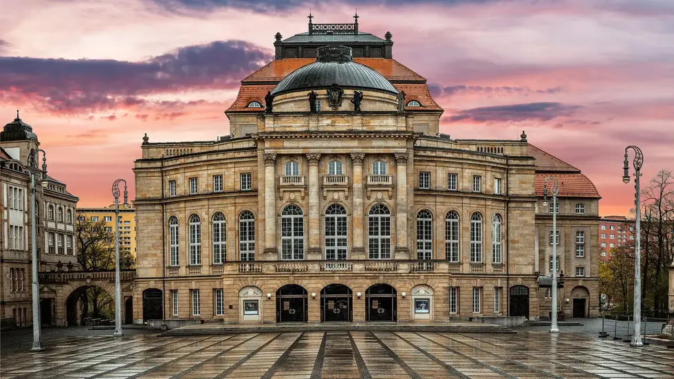 Die Debatte um das Theater am Spinnbau und die 105 Millionen Euro aus dem Sondervermögen geht weiter. Die Grünen wollen ein eigenes Schauspielhaus. Auch das BSW unterstützt mit dem ursprünglichen Verwaltungsplan den Spinnbau-Standort. Andere Fraktionen sehen das Opernhaus als zentralen Theaterstandort.