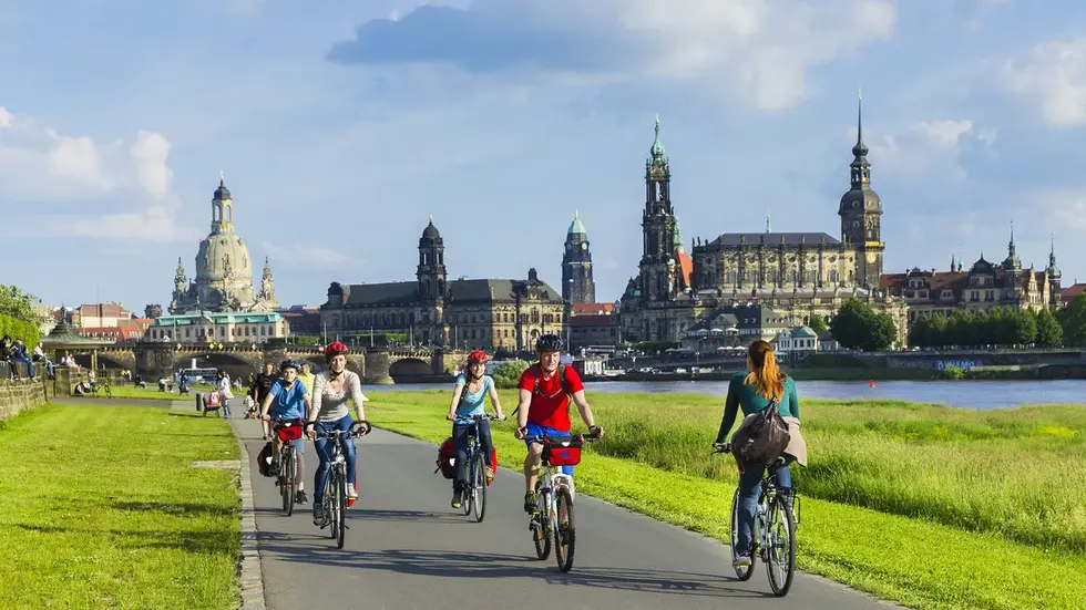 Der Elberadweg ist auf beiden Seiten viel befahren, soll nun zwischen Carolabrücke und Blauem Wunder durch Entlastungswege neu beplant werden