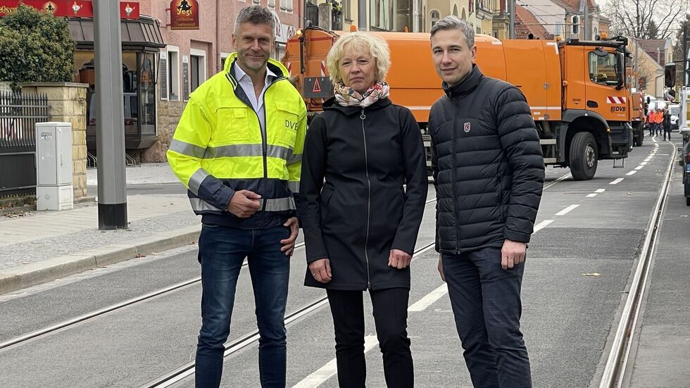 DVB-Chef Lars Seifert, Tiefbauamtschefin Simone Prüfer und Baubürgermeister Stephan Kühn freuen sich auf die Freigabe am Montag 