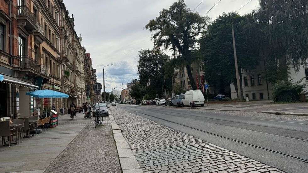 Verschlissene Gehwege, Gleise, und eine Straße mit einer Mischung aus Asphalt und Pflastersteine: Das alles soll sich ändern.