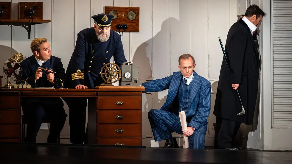 Jannik Harneit (Harold Bride, Funker), Bernhard Hansky (Kapitän E. J. Smith), Lukas Witzel (Thomas Andrews, Ingenieur), Frank Josef Winkels (Bruce J. lsmay) Jannik Harneit (Harold Bride, Funker), Bernhard Hansky (Kapitän E. J. Smith), Lukas Witzel (Thomas Andrews, Ingenieur), Frank Josef Winkels (Bruce J. lsmay)