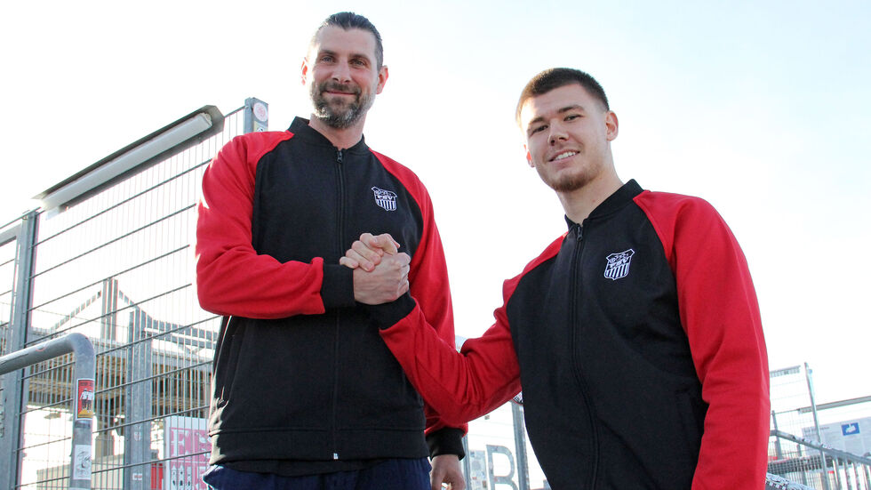 Sportdirektor Robin Lenk und Sonny Ziemer beim Handschlag. Sportdirektor Robin Lenk und Sonny Ziemer beim Handschlag.