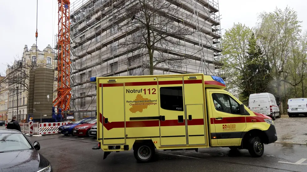 Ein 27-jähriger Bauarbeiter stürzte in Chemnitz aus dem fünften Stock dieses Hauses, zog sich schwere Verletztungen zu.