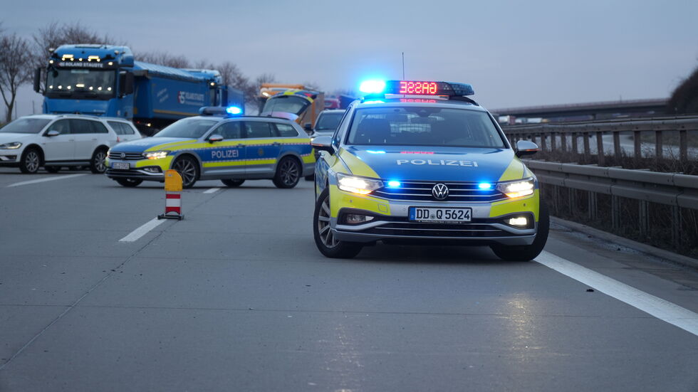 Die A38 wurde am Dienstagnachmittag gegen 16.30 Uhr nach einem schweren Unfall zwischen den Anschlussstellen Dreieck Parthenaue und Leipzig Südost gesperrt. Die A38 wurde am Dienstagnachmittag gegen 16.30 Uhr nach einem schweren Unfall zwischen den Anschlussstellen Dreieck Parthenaue und Leipzig Südost gesperrt.
