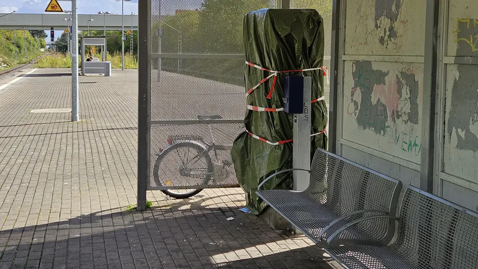 Dieser Fahrkartenautomat am Haltepunkt Miltitzer Allee in Leipzig wurde mit Sprengstoff angegriffen.