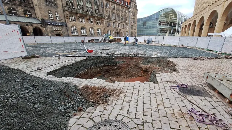Hier sieht man einen Grund für die enormen Kosten: Um die Bäume zu sichern, sind aufwändige Erdarbeiten notwendig. Hier sieht man einen Grund für die enormen Kosten: Um die Bäume zu sichern, sind aufwändige Erdarbeiten notwendig.