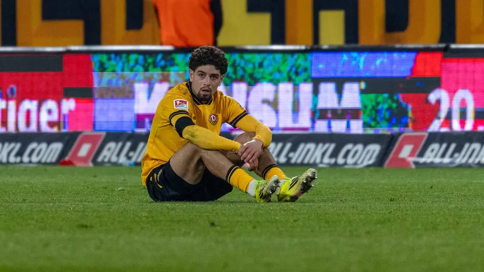 Dynamo-Spieler Ben Bobzien enttäuscht am Boden nach der 0:1-Pleite gegen Hertha BSC