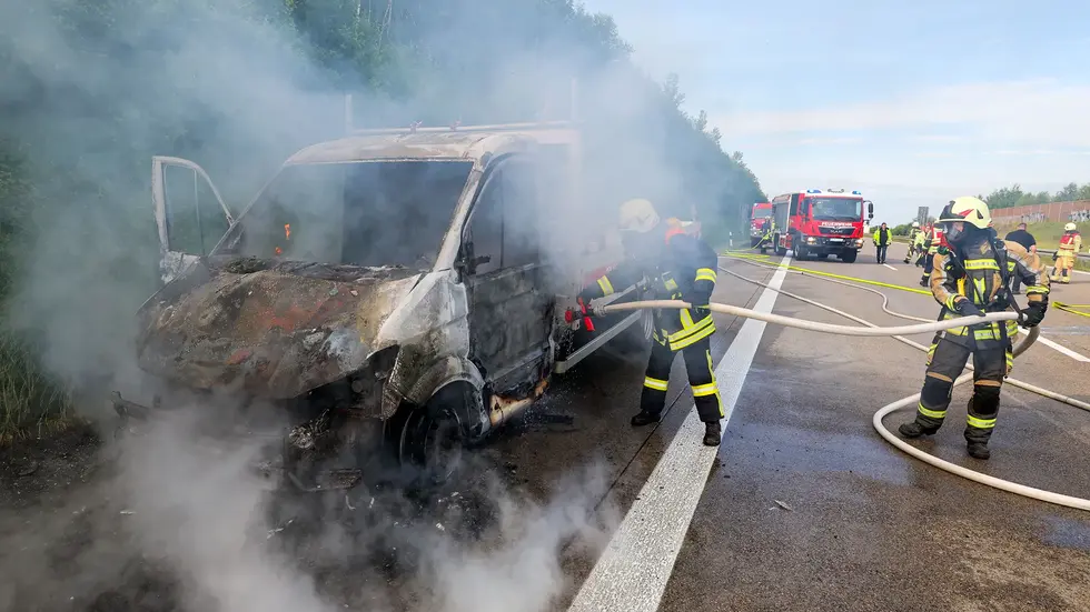 Der Transporter war nicht mehr zu retten und brannte vollständig aus.