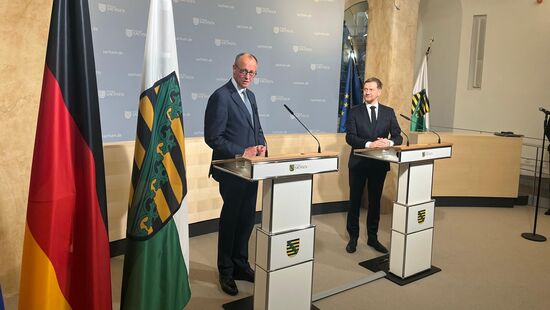 Bundeskanzler Friedrich Merz (l.) neben MP Kretschmer in der Staatskanzlei.