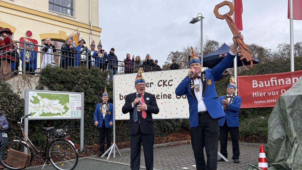 "Wir haben ihn, den Rathausschlüssel!" Der Cunewalder Bürgermeister Thomas Martolock übergab die Amtsgeschäfte an Jörg Mann, Präsident des Cunewalder Karnevals Club (CKC). "Wir haben ihn, den Rathausschlüssel!" Der Cunewalder Bürgermeister Thomas Martolock übergab die Amtsgeschäfte an Jörg Mann, Präsident des Cunewalder Karnevals Club (CKC).