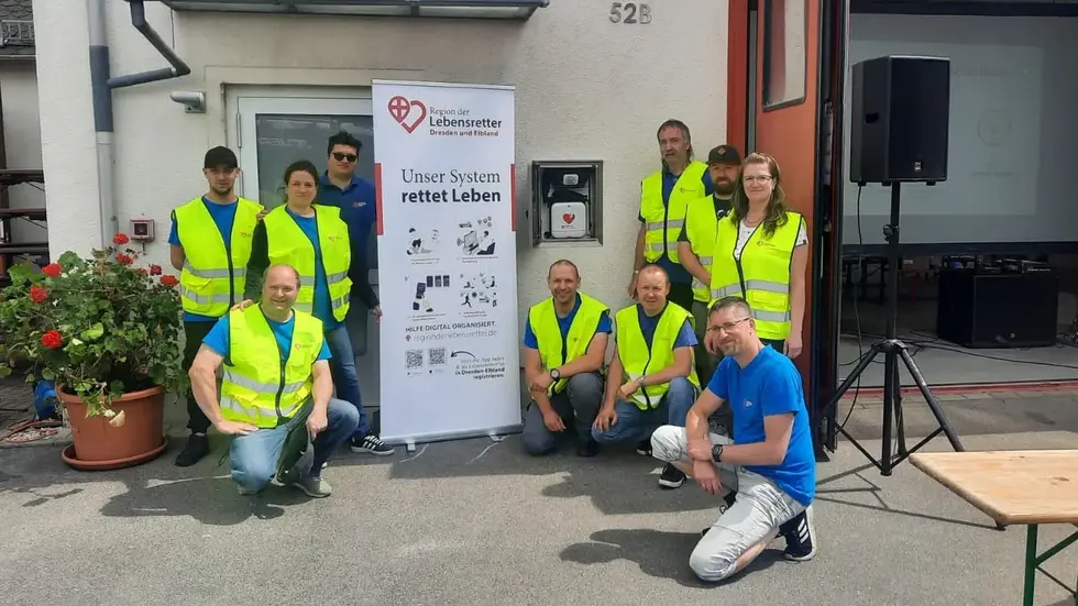 Der Defibrillator befindet sich direkt am Gerätehaus der Feuerwehr 