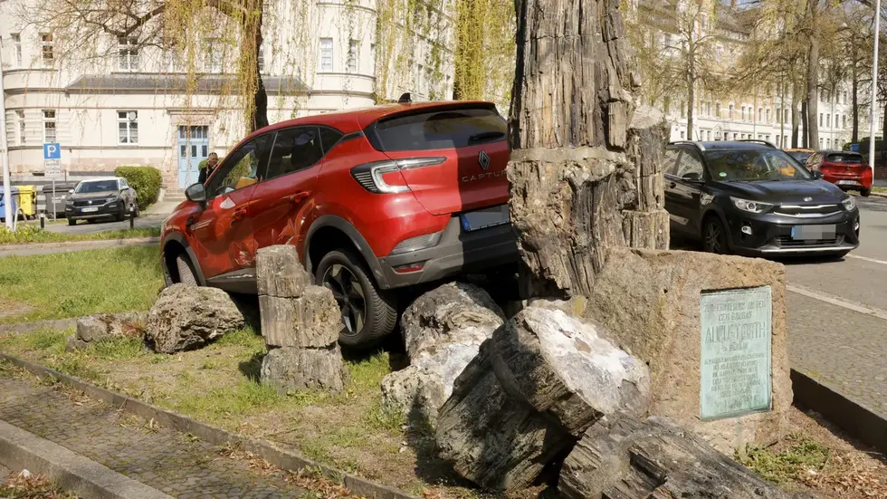 Nach dem Fahrfehler stand der Renault mitten im versteinerten Wald an der Zeißstraße in Chemnitz.