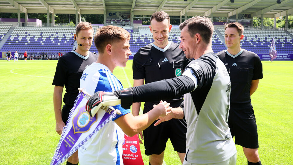 Die Nordiren waren Anfang Juli im Erzgebirge zu Gast. Hier begrüßt Veilchen-Kapitän Martin Männel (rechts) den Kapiton von Glenavon, Jack Malone. Die Nordiren waren Anfang Juli im Erzgebirge zu Gast. Hier begrüßt Veilchen-Kapitän Martin Männel (rechts) den Kapiton von Glenavon, Jack Malone.