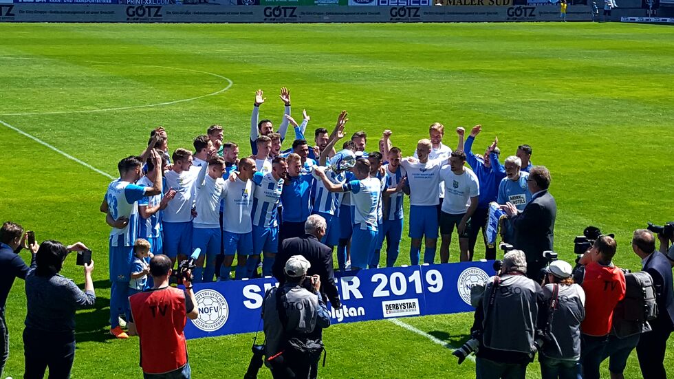 Der Chemnitzer FC feiert die Meisterschaft in der Regionalliga Nord-Ost.