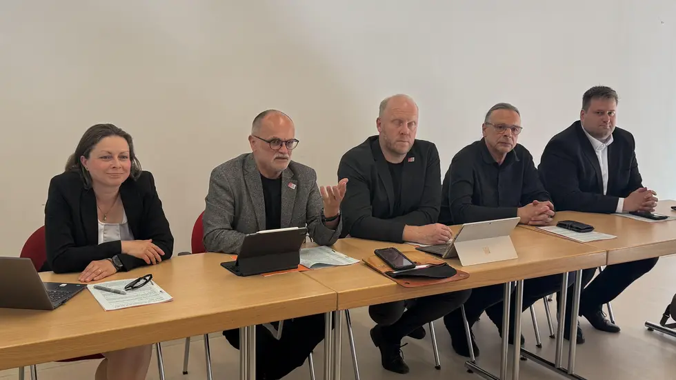 von Links
Kreisrätin Kathleen Liebschner (BSW)
Ehem. OB Roland Dantz
OB Michael Preuß
Kreisrat Ralf-Peter Hechtberger (AfD)
Kreisrat Alex Theile (Linke)
von Links
Kreisrätin Kathleen Liebschner (BSW)
Ehem. OB Roland Dantz
OB Michael Preuß
Kreisrat Ralf-Peter Hechtberger (AfD)
Kreisrat Alex Theile (Linke)