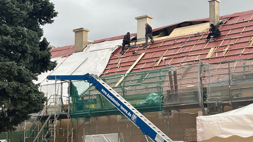 Das Dach der über 100 m langen Kaserne soll bis zum Wintereinbruch fertig gedeckt sein