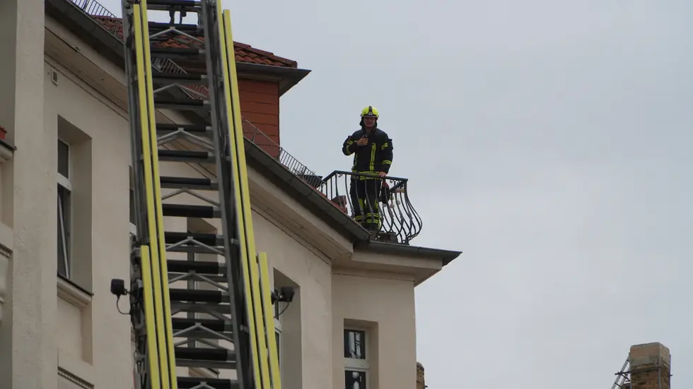 Daumen hoch! Die Kameraden der Feuerwehr konnten die abstehende Giebelwand sichern.