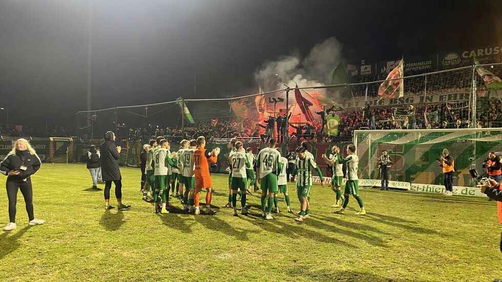 Die Mannschaft der BSG Chemie Leipzig lässt sich nach ihrem Heimsieg vor dem Fanblock feiern.