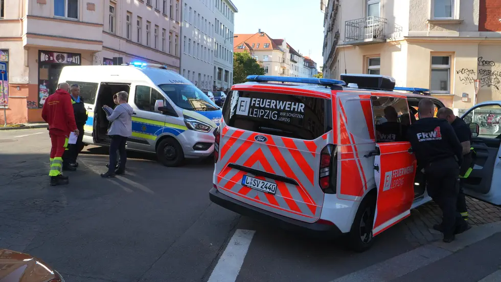 Lagebesprechung vor dem Brandhaus. Lagebesprechung vor dem Brandhaus.