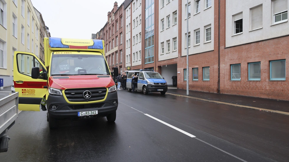 Rettungskräfte versorgen den verletzten Mann an der Hainstraße. Rettungskräfte versorgen den verletzten Mann an der Hainstraße.