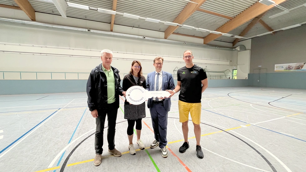 Schlüsselübergabe: Detlev Wurzler (Vorsitzender LSB), Kathleen Nitzschke (LSB),
Andreas Pfeiffer (Bürgermeister Senftenberg) und Jan Przybilski (Stadtverordneter
Senftenberg) v.l.n.r.
Schlüsselübergabe: Detlev Wurzler (Vorsitzender LSB), Kathleen Nitzschke (LSB),
Andreas Pfeiffer (Bürgermeister Senftenberg) und Jan Przybilski (Stadtverordneter
Senftenberg) v.l.n.r.