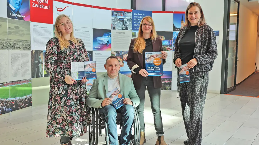 v.l.n.r.: Maria Veltum (Caritasverband Dekanat Zwickau), Scott Meinhardt (Wissenschaftlicher Mitarbeiter WHZ), Susann Kühn (Amt für Wirtschaftsförderung) und Oberbürgermeisterin Constance Arndt v.l.n.r.: Maria Veltum (Caritasverband Dekanat Zwickau), Scott Meinhardt (Wissenschaftlicher Mitarbeiter WHZ), Susann Kühn (Amt für Wirtschaftsförderung) und Oberbürgermeisterin Constance Arndt
