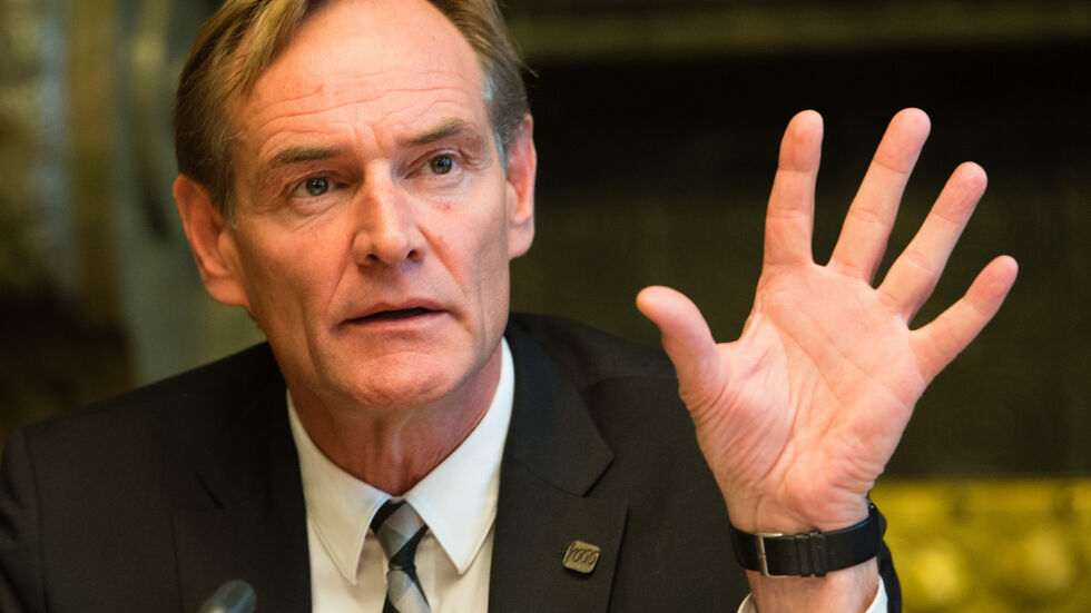 Leipzigs Oberbürgermeister Burkhard Jung (67, SPD) verteidigt die Einführung des neuen Stadt-Logos