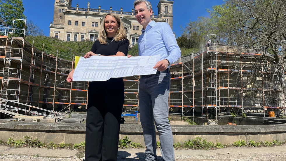 Projektleiterin Mary Knopf und Baubürgermeister Stephan Kühn zeigen die Pläne zum Bad