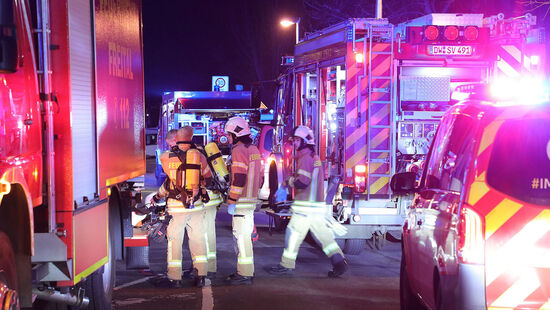 Feuerwehrwagen stehen auf der Coschützer Straße.