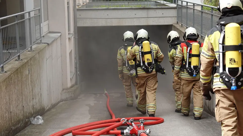 Dichter Rauch dringt aus der Garage Dichter Rauch dringt aus der Garage